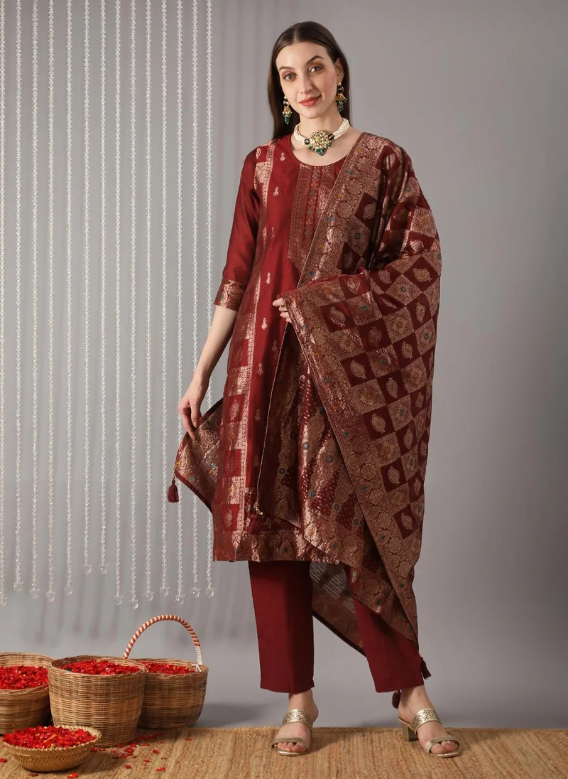 جلو باص طقم كورتا نسائي عنابي بياقة مستديرة بتصميم عرقي منسوج مع بنطلون ودوباتا بشراريب للمناسبات